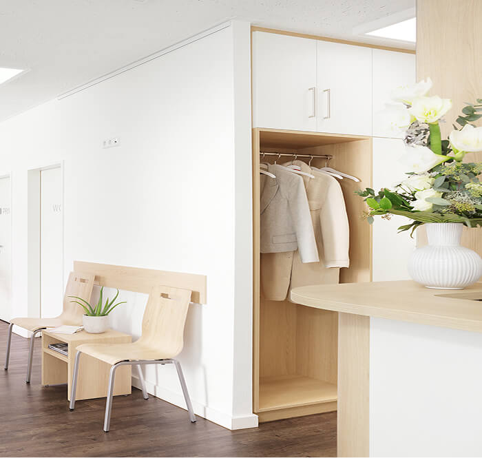 ein Empfangsraum mit hellen Farben und warmen Holzelementen